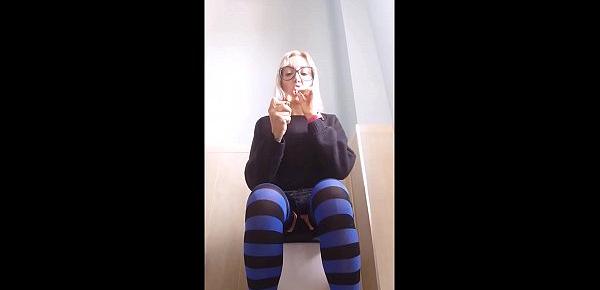  smokin fetish! see how i relax myself on the wc with cigarettes